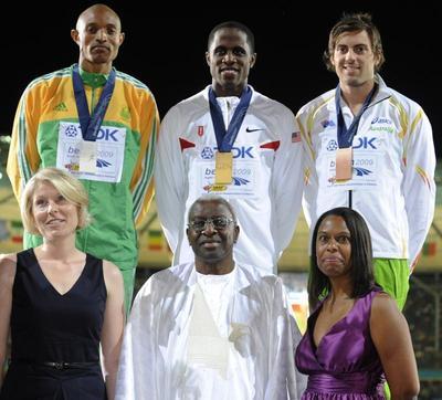 Au premier rang: Julia-Vanessa, petite-fille de Luz Long, Lamine Diack, Président de l'IAAF et Marlene Dortch, petite-fille de Jesse Owens (c) JOHN MACDOUGALL/AFP