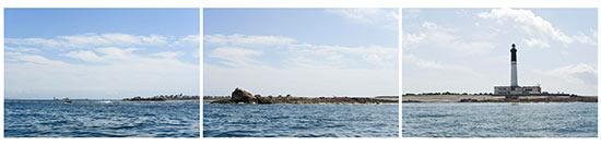 Le phare de l'île de Sein vu de la mer Le phare de l'île de Sein vu de la mer