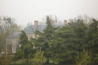 Derrière et devant chez moi, savez-vous quoi qu'y a ! Derrière et devant chez moi, savez-vous quoi qu'y a !