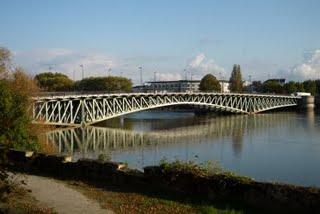 Derrière et devant chez moi, savez-vous quoi qu'y a ! Derrière et devant chez moi, savez-vous quoi qu'y a !