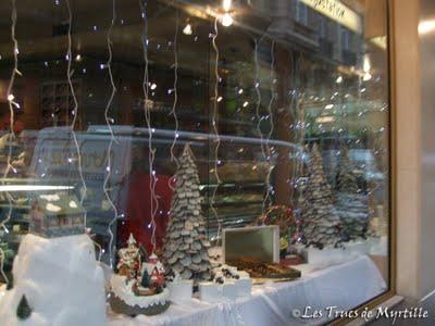 Jane's Corner View - Cell phone madness : shop windows (1/3)