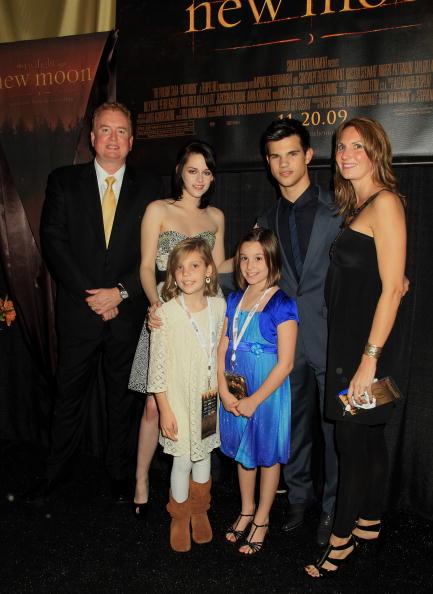 New Moon's Kristen Stewart & Taylor Lautner Attend Regal Benefit screening