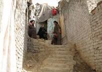 Dans le quartier de Shohba des femmes sont assises à l’entrée des pièces où elles vivent, en haut d’un escalier (Égypte, 9 février 2009).