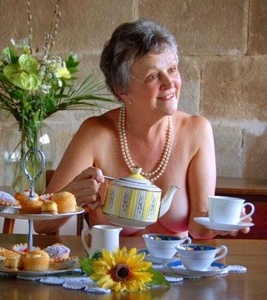 femme prenant le thé femme prenant le thé