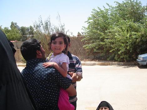 Zahraa_dans_les_bras_de_son_pere