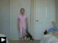 3 videos: La jeune fille et le chien en peluche + Comment se débarrasser de sa grande soeur + Une petite fille dégage dans son propre goal