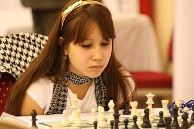 Concentration totale autour du jeu d'échecs ! © Site officiel