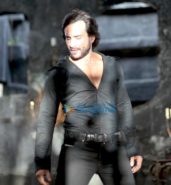 Kurbaan, Saif Ali Khan,Kareena Kapoor,Vivek Oberoi,Dia Mirza,Kirron Kher,Om Puri,Akash Khurana,Nauheed Cyrusi, 