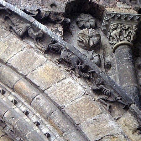 Le ferrage d'un cheval au XIIe siècle sur la cathédrale de Cahors (46) Le ferrage d'un cheval au XIIe siècle sur la cathédrale de Cahors (46)