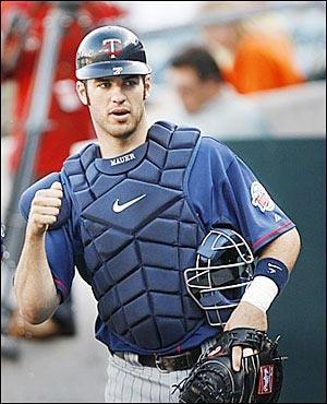 Joe Mauer. Meilleur joueur à son poste depuis plusieurs saisons, il réussit l'exploit d'être le meilleur de sa ligue à un poste où les bons joueurs d'attaque sont rares. Un titre mérité.