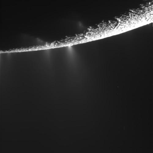 Jets de vapeur à la surface d'Encelade