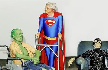 À l'hospice des super héros : déambulateur et perfusions...