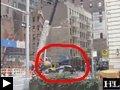 2 videos: Une boule de démolition detruit une voiture + Regis s'amuse avec son transpalette