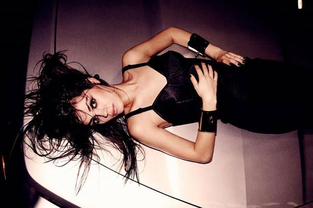 [couv] Mila Kunis pour BlackBook magazine (dec 09)