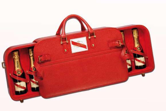 Si vous ne voulez pas partager le verre de l'amitié, cette valise rouge est faite pour vous, format vanity