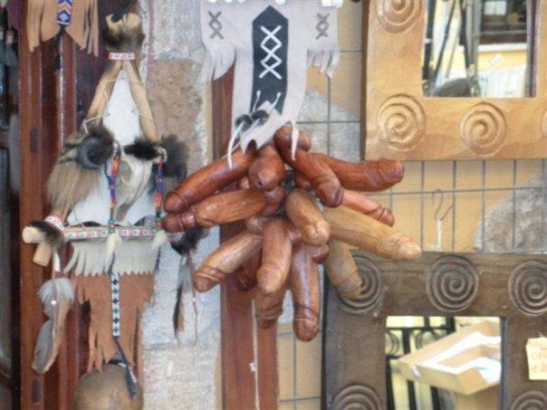 “Chéri, passe moi le vibro, j’deviens hystérique!” Phallus tir bouchon en bois