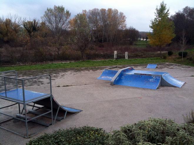 Spot : le skatepark de la ville de Rognes (13) Spot : le skatepark de la ville de Rognes (13)