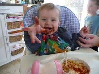 Moi? Donner du chocolat à mon bébé? Jamais! Moi? Donner du chocolat à mon bébé? Jamais!