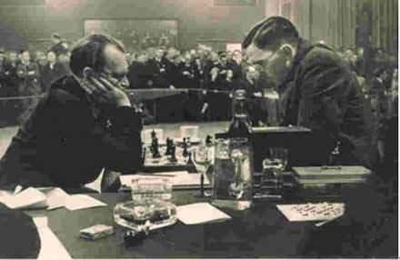 Alekhine contre Euwe en 1937. Donné vaincu contre un champion en pleine forme, Alekhine démontra tout son talent en surclassant le Néerlandais. Il termine le match par 4 victoires sur les 5 dernières parties, ce qui confère à son succès un triomphe inespéré.