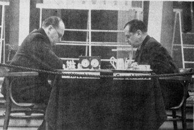 Alekhine contre Capablanca en 1938. C'est la dernière partie qui oppose les deux champions. Alekhine s'impose facilement à Capablanca qui souffre de problèmes cardiaques et qui réalise le plus mauvais tournoi de sa carrière.