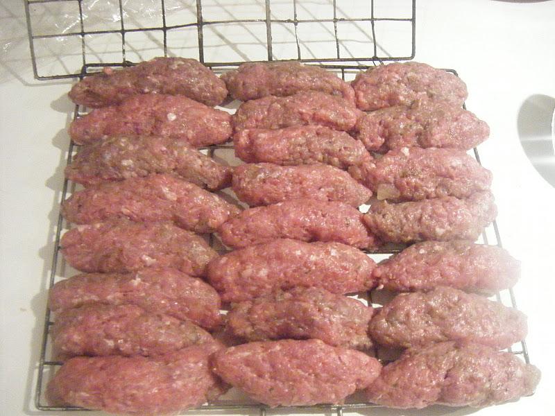 Gateau de PDTa la viande fumee, ,saucisses kefta et salade Gateau de PDTa la viande fumee, ,saucisses kefta et salade