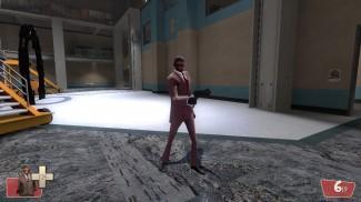 Le Spy de Team Fortress 2, dans CP_Well, avec le contenu de Gmod en fond