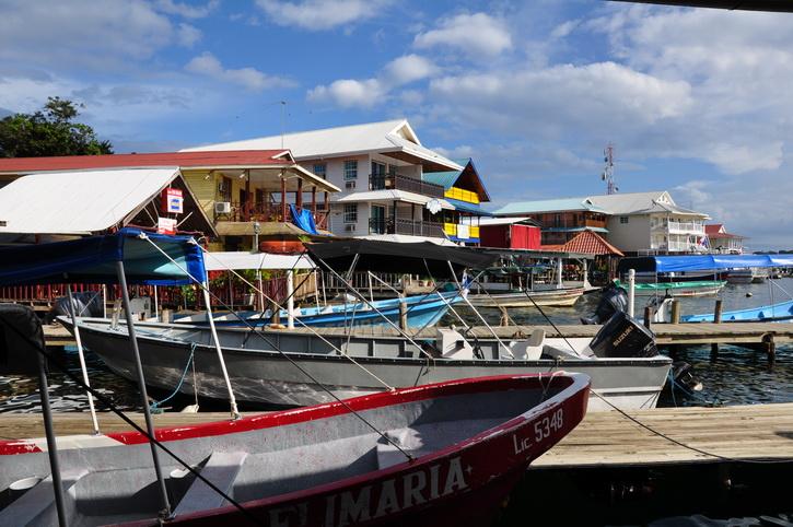 Passage aux douanes Panama Costa Rica ( Bocas del Toro - Puerto Viejo caraibes ) obligation d'un billet de retour, tour du monde, recit de voyage Bocas del Toro