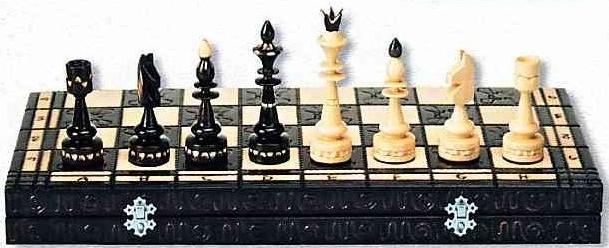 magnifique jeu d'échecs en bois