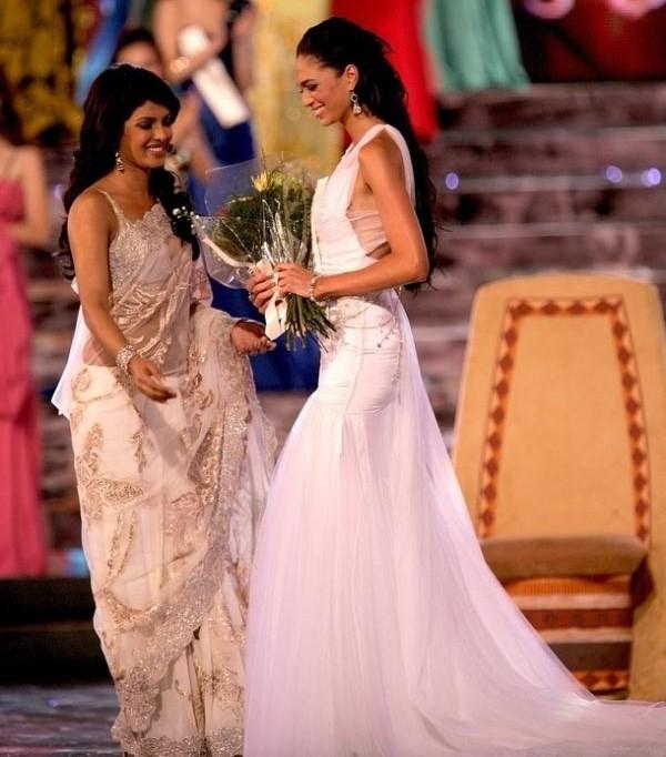Priyanka Chopra couronne la nouvelle Miss Monde.