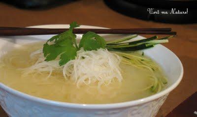 Soupe ''vivante'' de Miso blanc avec ''Spaghettinis'' de Radis d'Hiver Daïkon & Courgette