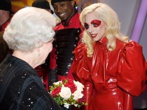 Lady Gaga rencontre la reine Elizabeth II