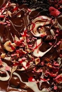 Chocolat, chocolat, chocolat !!! Et hop de retour avec du chocolat partout partout partout ! Chocolat, chocolat, chocolat !!! Et hop de retour avec du chocolat partout partout partout !
