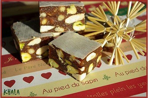 Nougat de datte aux amandes et pistaches carres-aux-dattes.jpg