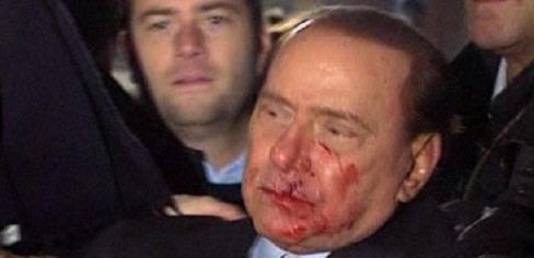 Vidéo: Berlusconi prend une statuette dans la gueule