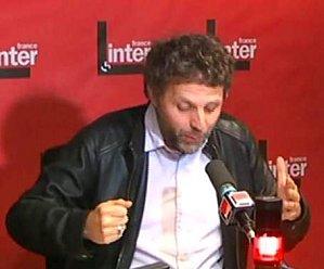 Les singes de maître Stéphane Guillon, nouveau pape de la médecine _yartisingeguillon46.jpg