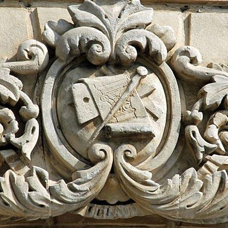 Un emblème d'architecte ou de tailleur de pierre à Saintes (17)