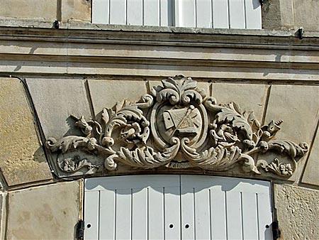 Un emblème d'architecte ou de tailleur de pierre à Saintes (17)