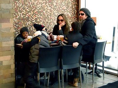 Angelina, Brad et les enfants mange au Café Métro de New-York