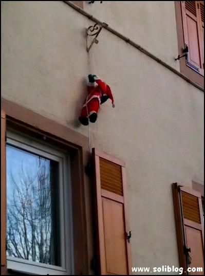 Les Pčres Noël sont pendus aux murs des maisons, la preuve en est sur Soliblog