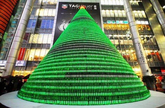 un arbre de noel en milliers de bouteilles de biere 001 Un arbre de Noël en milliers de bouteilles de bière (4 photos)