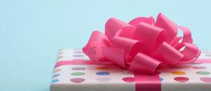 Recycler vos cadeaux inutiles et autres objets après les fêtes cadeau_rose