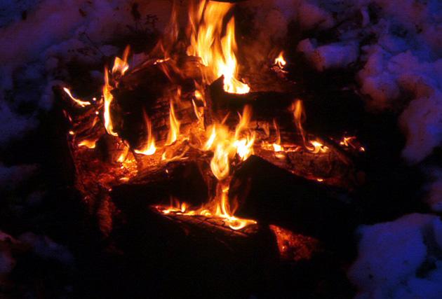 Bivouac sur la neige en poudre finlande-feu-du-soir.1261053241.jpg