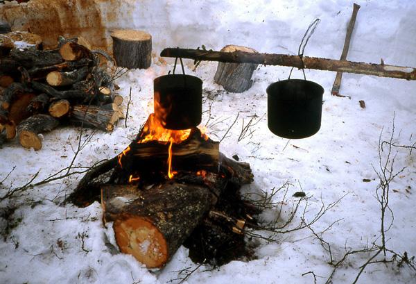 Bivouac sur la neige en poudre finlande-foyer-marmite.1261053271.jpg