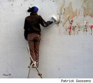 Woman-painting-wall2