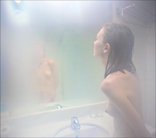 Femme dans une salle de bain pleine de vapeur