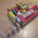 Machine en lego qui pose des dominos