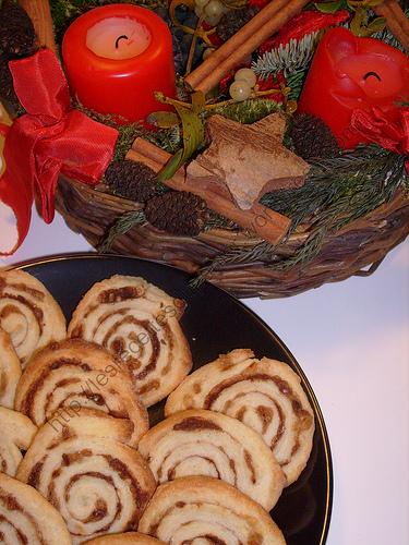 Petits roulés de Noël à la cannelle / Small Christmas cinnamon rolls