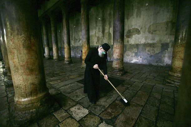Prêtre orthodoxe à la veille du Jour de l'An Prêtre orthodoxe à la veille du Jour de l'An