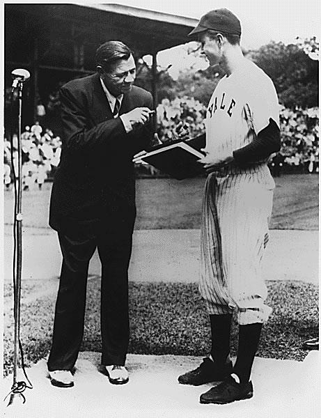 Babe_Ruth_George_Bush Babe Ruth avec un jeune diplômé de l'université de Yale, qui fera carrière plus tard. Mais quel est ce jeune homme grand amateur de baseball ? Un indice : son fils aussi et a possédé une équipe de baseball.