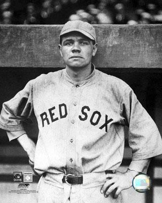 Babe Ruth dans luniforme des Red Sox Babe Ruth portant luniforme des Red Sox. Recruté comme lanceur, il sillustre également comme un excellent frappeur.